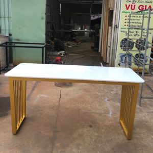 Bàn chân sắt mặt đá hoa cương
